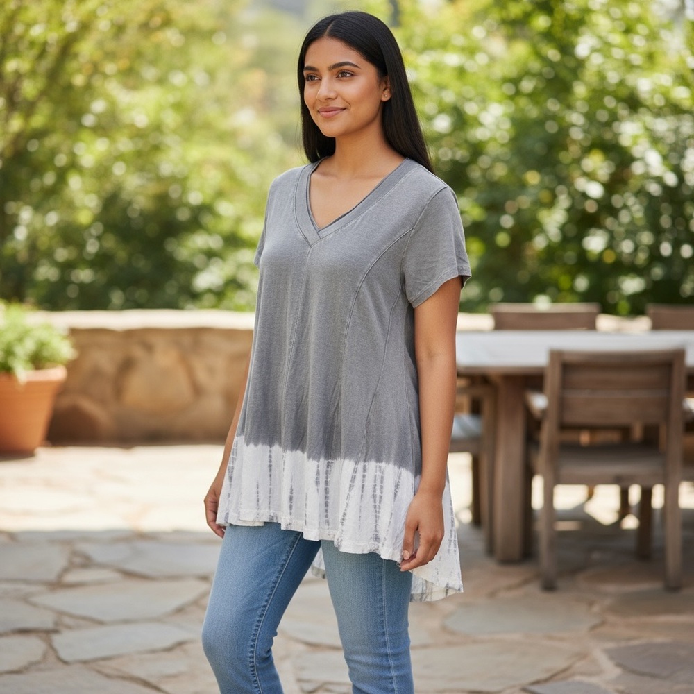 Raya Sun Gray and White Short Sleeve V-Neck Top